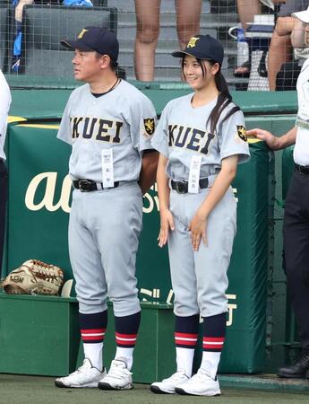 試合前、笑顔を見せる仙台育英・星よつはマネジャー（右）＝撮影・中田匡峻