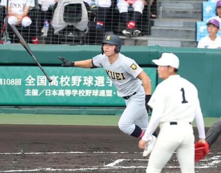 １回、拓大紅陵・二宮樂から先制適時内野安打を放つ仙台育英・田山纏（撮影・中田匡峻）