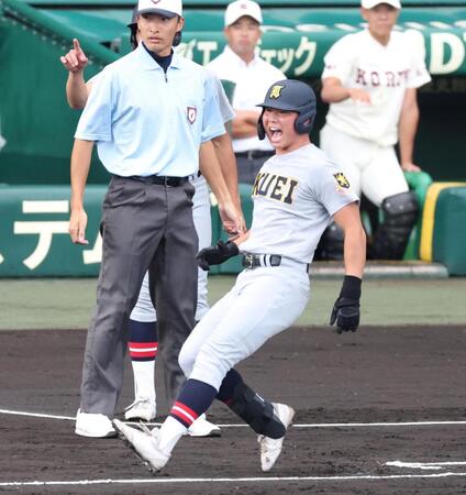 １回、先制適時内野安打を放ち、ほえる仙台育英・田山纏（撮影・中田匡峻）