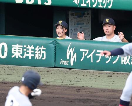 ２回、仙台育英・斎藤駿多（手前）の三塁打に声を出す星よつはマネジャー（撮影・中田匡峻）
