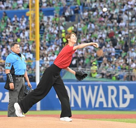 始球式を務めた木村沙織さん（撮影・持木克友）