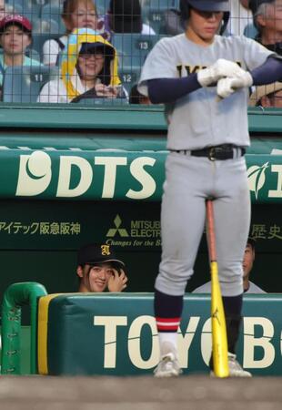 試合再開を待つ仙台育英・星よつはマネージャー（撮影・坂部計介）