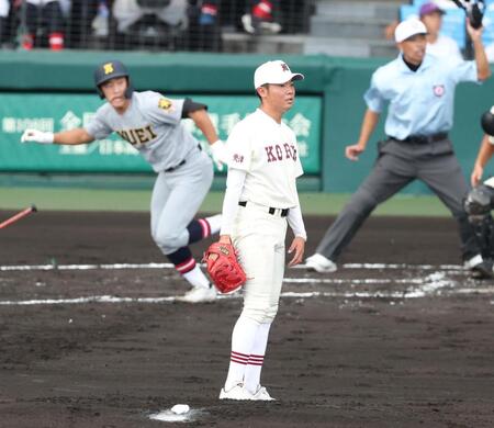 １回、二塁、仙台育英・有本豪琉（左）に適時打を浴びる拓大紅陵・二宮樂（撮影・中田匡峻）