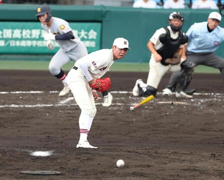 ２回、仙台育英・丹羽裕聖（左奥）に適時打を浴びる拓大紅陵・二宮樂（撮影・中田匡峻）