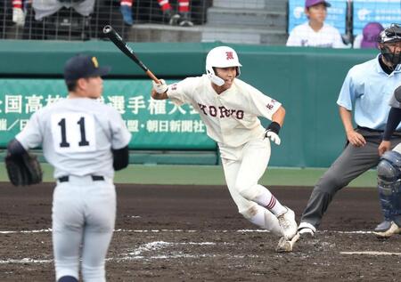 ２回、仙台育英・福井勇翔（左）から左前適時打を放つ拓大紅陵・山辺颯（撮影・中田匡峻）
