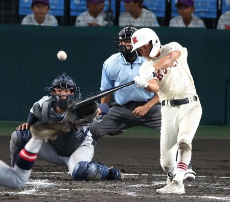 ６回、中前適時打を放つ拓大紅陵・加治征樹（撮影・中田匡峻）