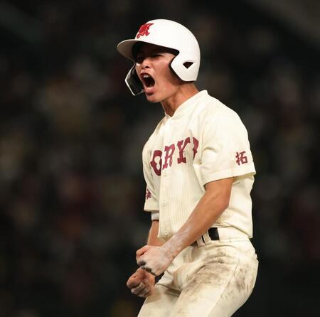 ６回、拓大紅陵・阪本幹太は左前にを放ち、一塁上大きく吠える（撮影・坂部計介）