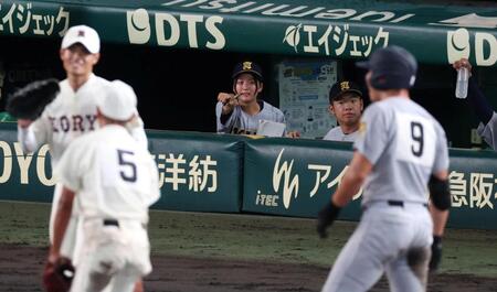 ７回、三塁打を放った仙台育英・田山纏（９）にボールの場所を指示する星よつはマネジャー（撮影・中田匡峻）