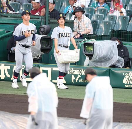 道具を持って移動する仙台育英・星よつはマネジャー（撮影・中田匡峻）