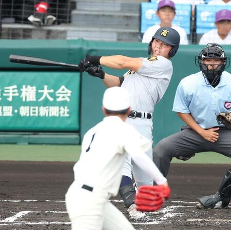 １回、拓大紅陵・二宮樂から先制適時内野安打を放つ仙台育英・田山纏（撮影・中田匡峻）