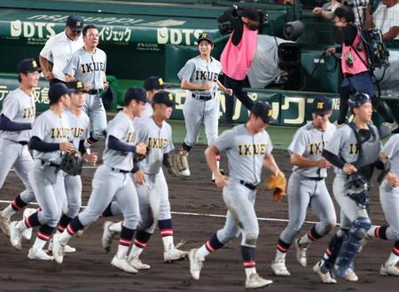 拓大紅陵に勝利し、ナインを前にあいさつへ向かう仙台育英・星よつはマネジャー（奥）＝撮影・中田匡峻