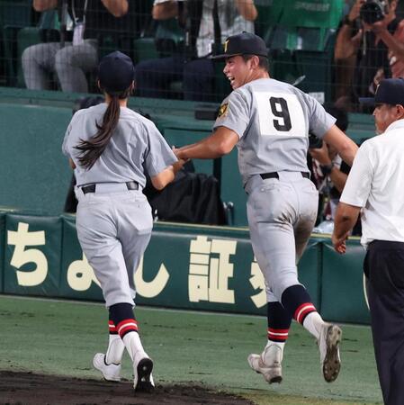 拓大紅陵に勝利し、仙台育英・星よつはマネジャー（左）に笑顔を見せる田山纏（撮影・中田匡峻）