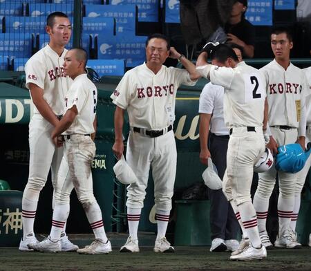 仙台育英に敗れ、悔しそうな拓大紅陵・坂巻展行監督（中央）＝撮影・中田匡峻