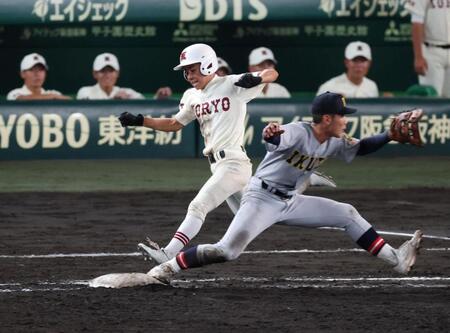 ８回、内野安打で出塁する拓大紅陵・安田来音（撮影・中田匡峻）