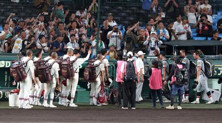 引き揚げる仙台育英ナインを見送る拓大紅陵ナイン（左）＝撮影・中田匡峻