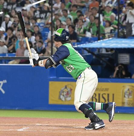３回、右犠飛を打つ増田（撮影・持木克友）