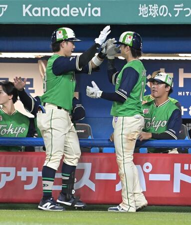 ３回犠飛を打った増田（左）とハイタッチを交わす生還した長岡（撮影・持木克友）