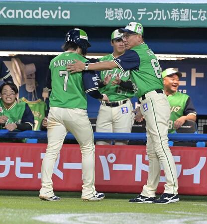 ５回、宮本の適時二塁打で生還した長岡（左）を出迎える池山監督（撮影・持木克友）