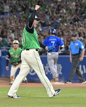 ９回、佐野をダブルプレーに仕留め吠える清水（撮影・持木克友）