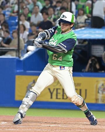 ３回、左前安打を放つ岩田（撮影・持木克友）