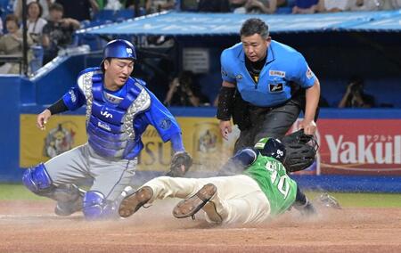 ９回、岩田の内野安打でホームを突くモンテル（撮影・持木克友）