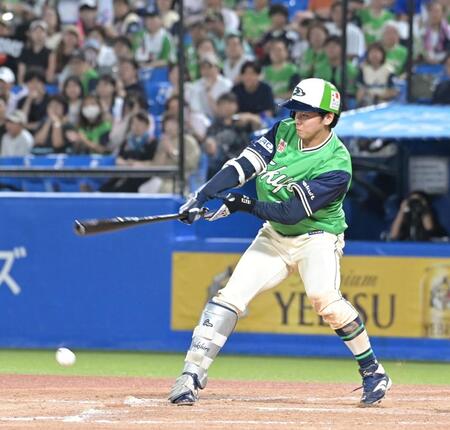 ９回、一塁安打を放つ岩田（撮影・持木克友）