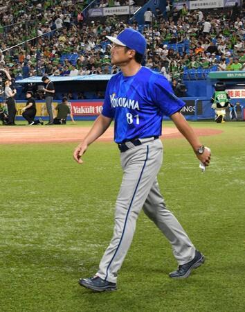 ヤクルトに敗れ同率３位に並ばれた相川監督（撮影・持木克友）