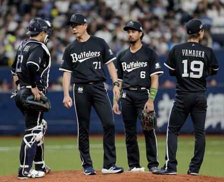 　８回、追加点を許したオリックス４番手の山岡（19）と岸田監督（左から２人目）ら