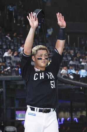 　西武に勝利し、ファンの声援に応える山口