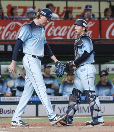 　８回、ロッテ・山口に勝ち越し打を打たれたウィンゲンター。捕手小島