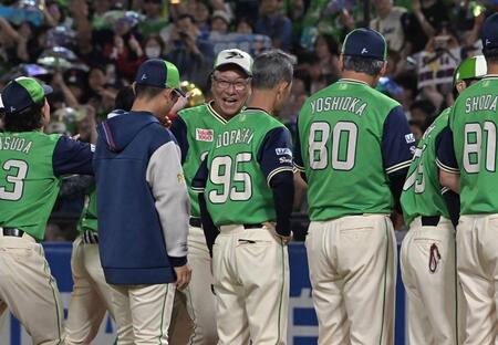 サヨナラ勝ちに笑顔でナインとタッチをかわす池山監督（撮影・持木克友）