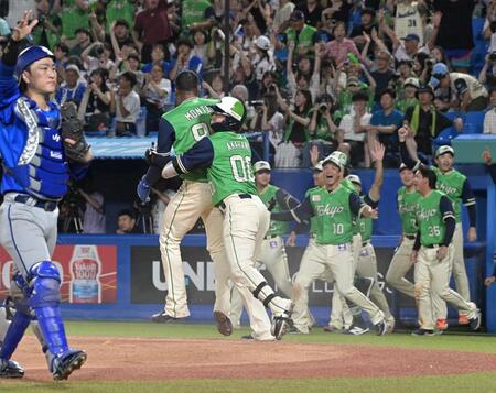 ９回、サヨナラのホームを突いたモンテルを迎えるナイン（撮影・持木克友）