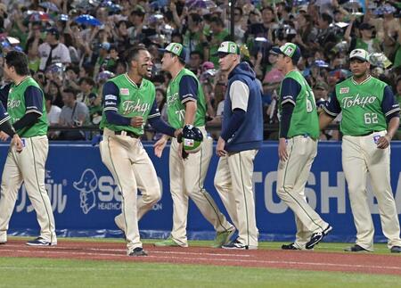 サヨナラのホームを突いたモンテル（左から２人目）＝撮影・持木克友