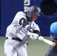 　４回、先制打を放つ中山