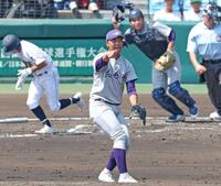　１回、岡山学芸館・森下（左）を遊ゴロに打ち取る花巻東・菅原（撮影・中田匡峻）