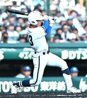 　３回、先制打を放つ霞ケ浦・野口