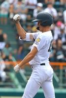 ８回、二点二塁打を放ちガッツポーズを見せる天理・山中（撮影・石湯恒介）