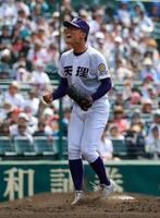 ８回を押さえ、雄たけびを上げる天理・長尾（撮影・石湯恒介）