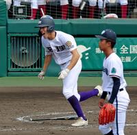 ８回、２点適時二塁打を放ち雄たけびを上げる天理・山中喜晴（撮影・立川洋一郎）