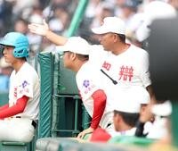 １回、三塁でアウトになった智弁和歌山・荒井優聖の判定に対し、ビデオ検証を要求する智弁和歌山・中谷仁監督（右）＝撮影・中田匡峻