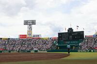黙祷を捧げる選手や観客（撮影・石湯恒介）