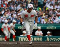 １１回、勝ち越しタイムリーを放つ智弁和歌山・川原（撮影・石湯恒介）