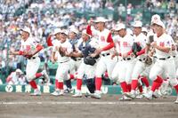 ベスト８進出を決め、大喜びで駆け出す智弁和歌山ナイン（撮影・坂部計介）