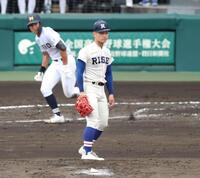 ２回１死一、三塁、三重・秋山隼人（奥）に左前適時打を浴びる履正社・上山篤慶＝甲子園（撮影・中田匡峻）