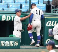 ２回途中で履正社・上山篤慶（右）を降板させる履正社・多田晃監督（撮影・中田匡峻）