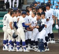三重ナインと健闘をたたえ合う履正社・木村颯（手前左）らナイン（撮影・中田匡峻）