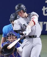 ８回、松本が左越えに２ランを放つ