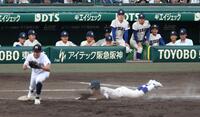 ９回、履正社・川口壱茶（手前）が三ゴロに倒れ試合終了。呆然とするナイン（撮影・中田匡峻）