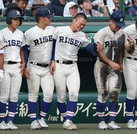 三重に敗れ、涙を流す先発の履正社・上山篤慶（中央右）＝甲子園（撮影・中田匡峻）