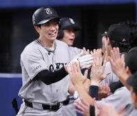 ８回、２ランを放ちナインとタッチを交わす巨人・松本